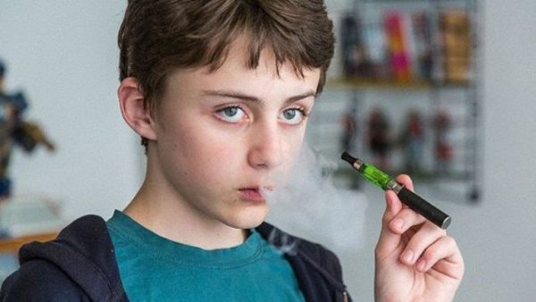 Подросток курит