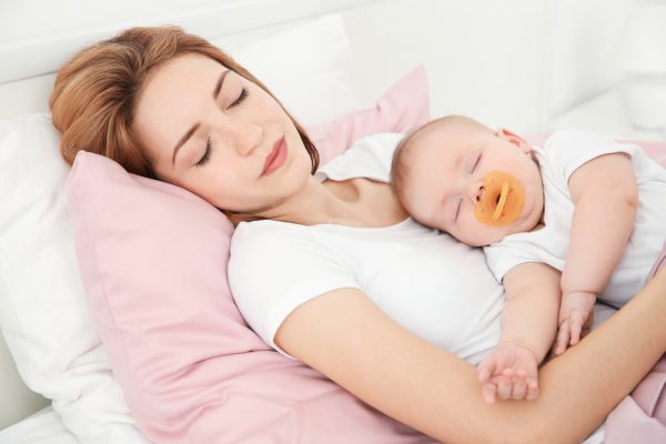 Мама спит с ребенком на руках