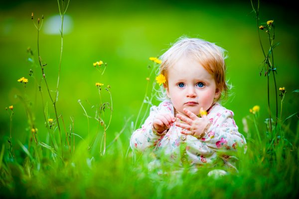 ребенок в траве