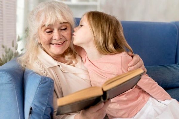 Внучка целует бабушку