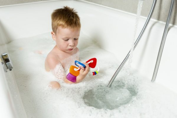 Мальчик купается в ванной