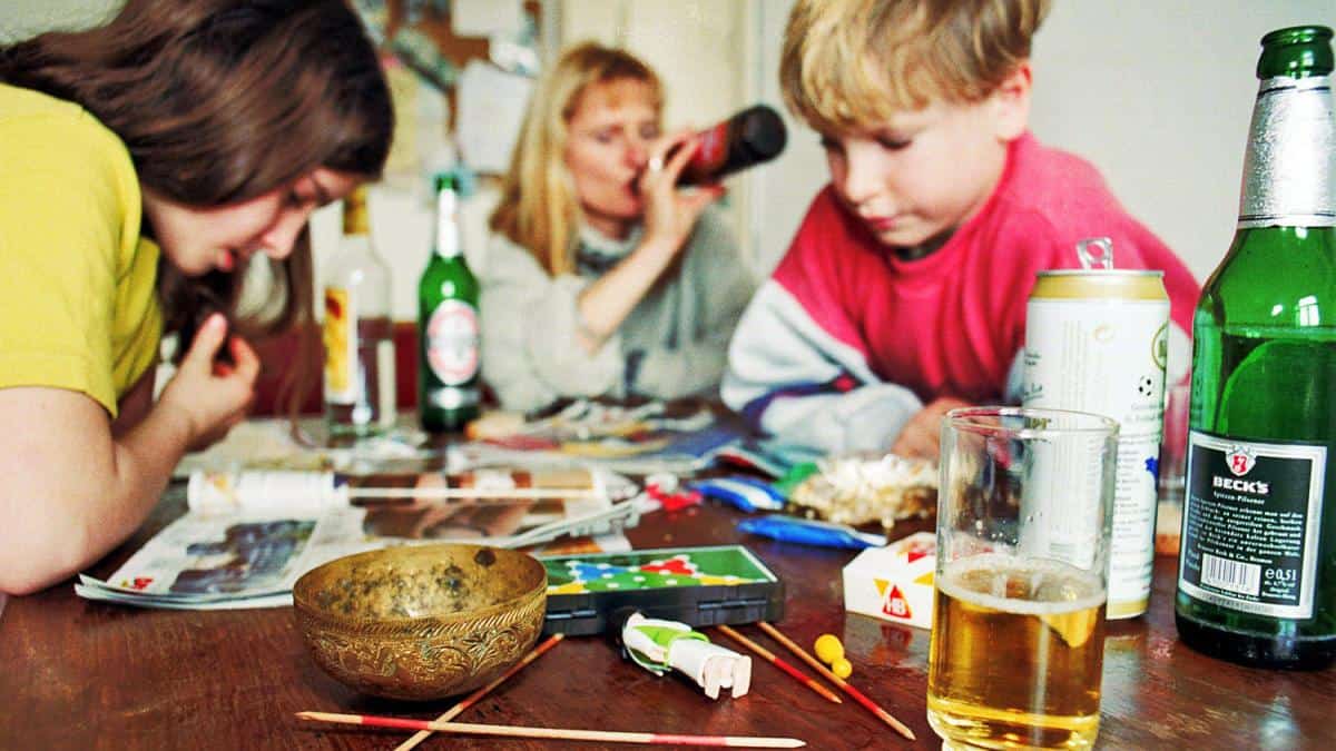 Пьющие родители в семье. Неблагоприятная социальная обстановка. Родители пьют. Пьющие родители. Социальная среда ребенка.
