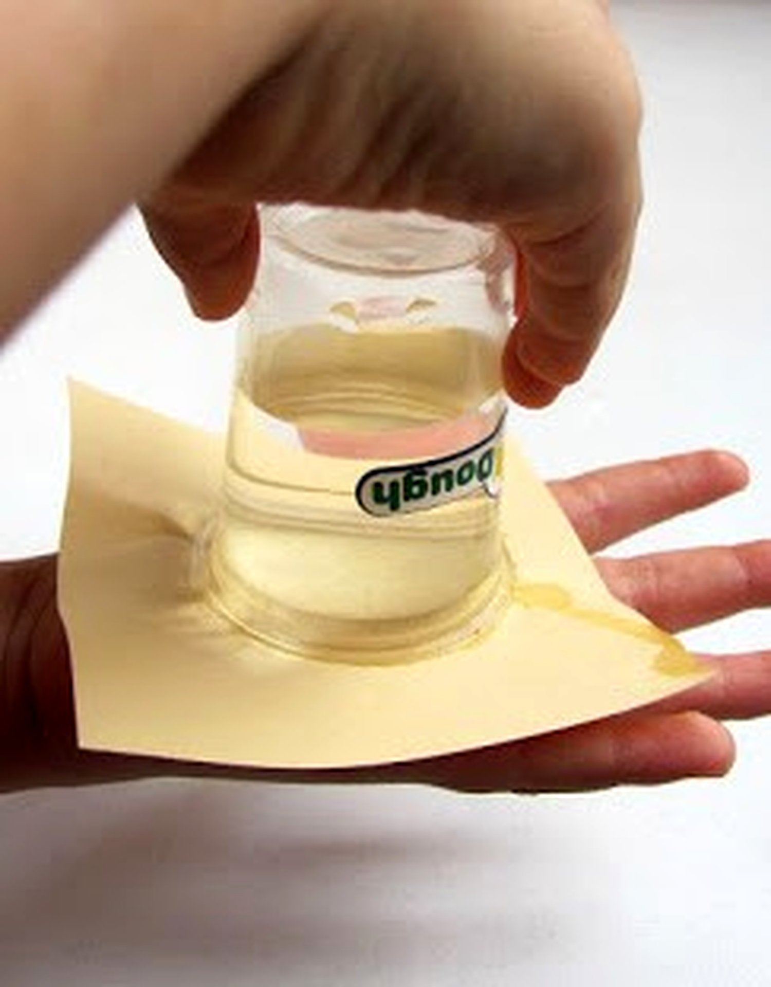 Стакан на листе бумаги. Бумага в стакане с водой. Опыт вода в перевернутом стакане. Опыт со стаканом и бумажкой. Эксперимент со стаканом и бумагой.