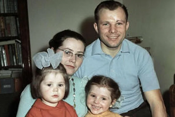 Юрий Гагарин с женой Валентиной и маленькими дочками