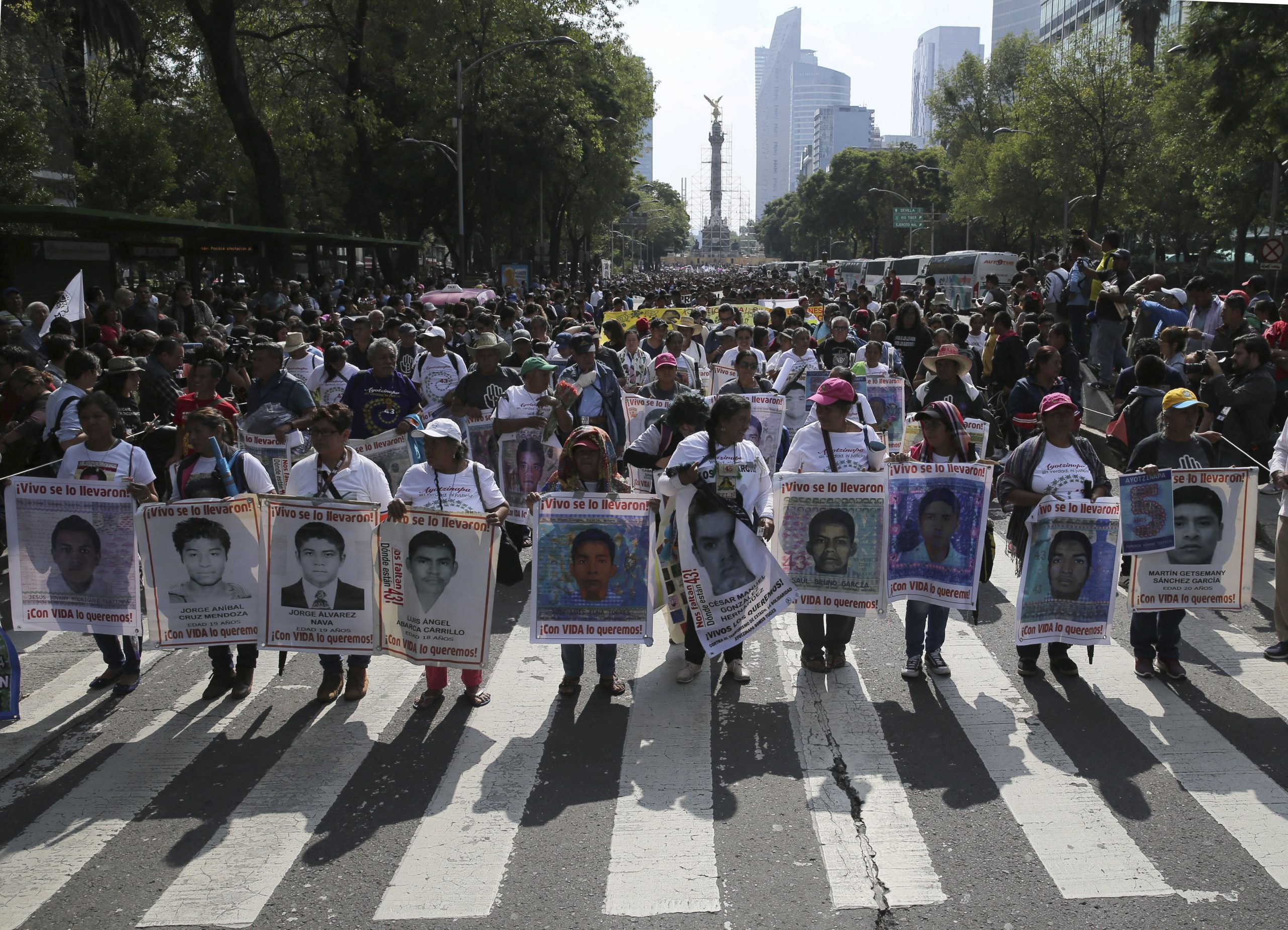 Исчезновение студентов в мексике. Похищение 43 студентов в Мексике. Исчезновение 43 студентов в Мексике. 43 Пропавших мексиканских студента. Исчезновение студентов Мексика.