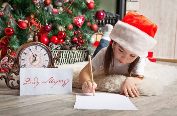 Девочка пишет письмо Деду Морозу