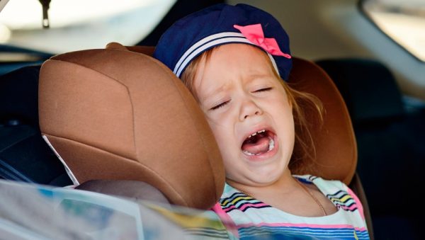 Ребенок плачет в машине