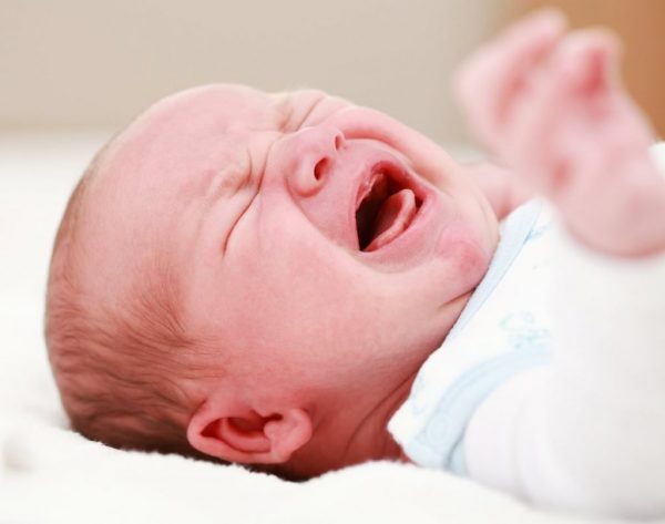 Новорожденный кричит