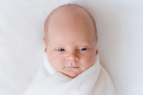 Новорожденный с открытыми глазами