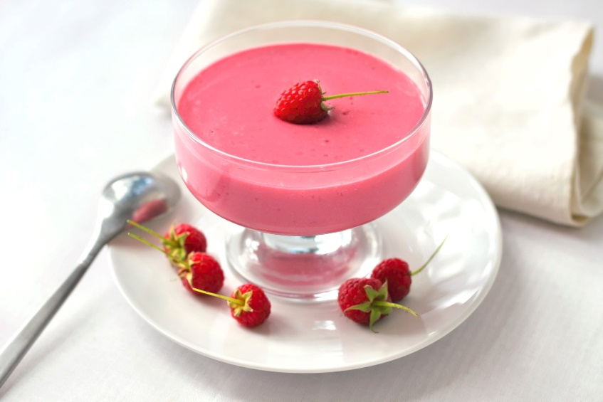 Sour cream jelly with raspberries
