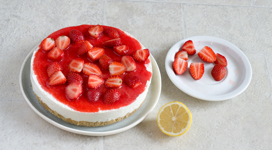 Strawberry curd cake