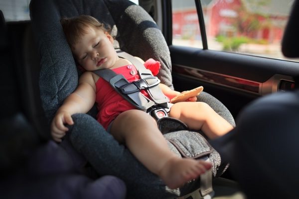 сон ребенка в машине