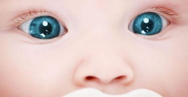 Голубые глаза у малыша