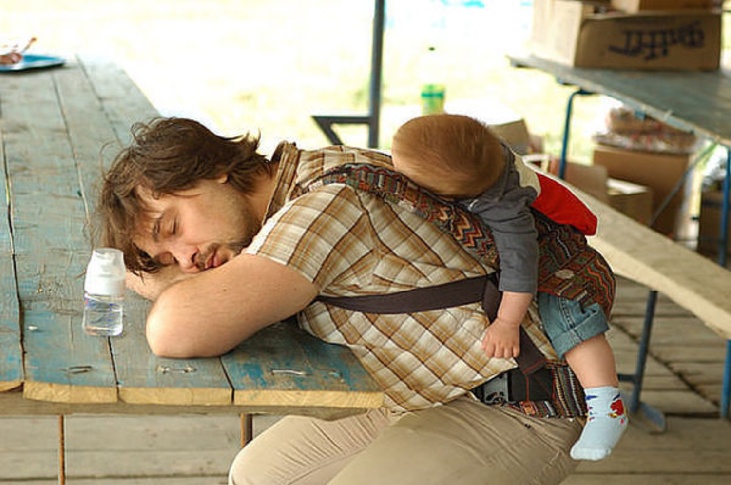 Что делать когда родители спят. Уставший ребенок. Отцы и дети. Смешные картинки для детей. Уставшие родители.