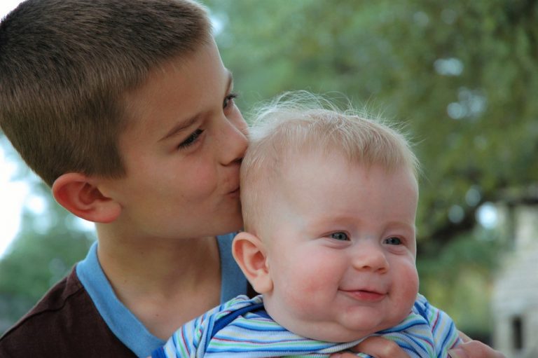 Какова должна быть разница в возрасте между братом и