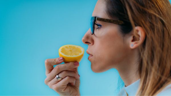 Женщина нюхает лимон