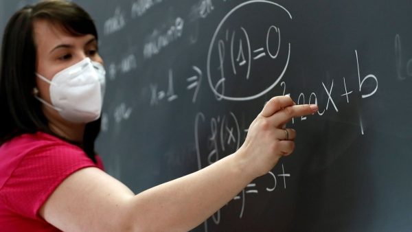 Учитель у доски в маске
