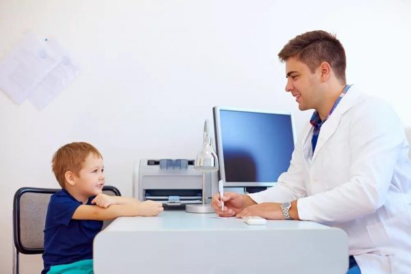ребенок у врача