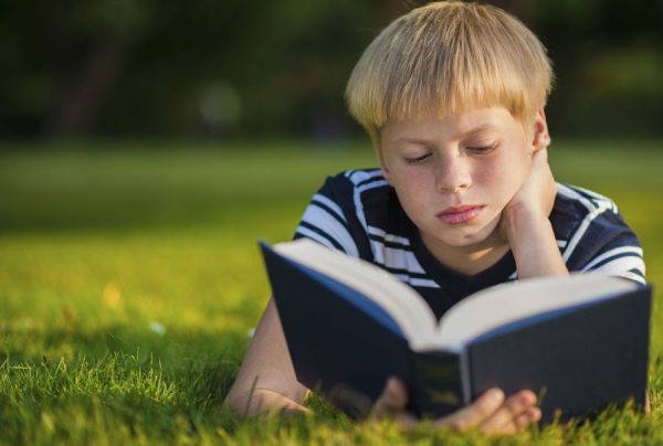 ребенок читает книгу