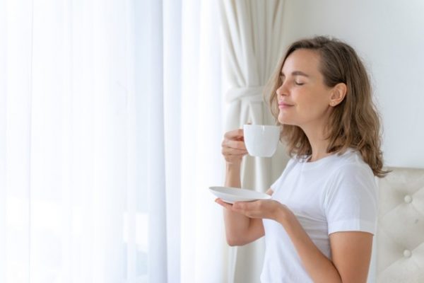 женщина пьет кофе 