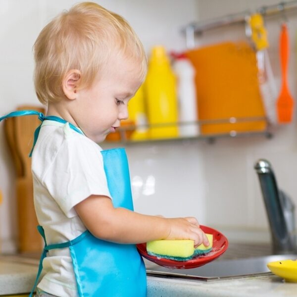 "Посуду мыть не буду, это не мужское дело": ролевые стереотипы среди мальчиков - где таятся повседневные ловушки