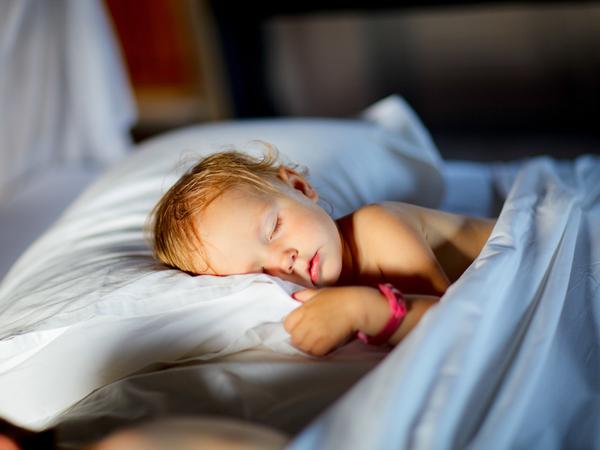 6 основных причин, почему ребенок сильно потеет по ночам - когда бежать к врачу