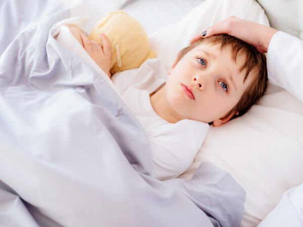 6 основных причин, почему ребенок сильно потеет по ночам - когда бежать к врачу