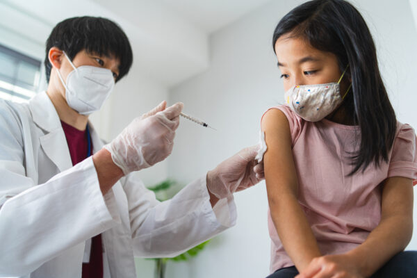 В Пекине детей начали прививать от COVID-19 - специалист по Китаю рассказал, как дети переносят вакцинацию