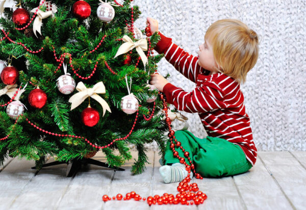 Когда лучше наряжать новогоднюю елку — в начале декабря или накануне Нового года