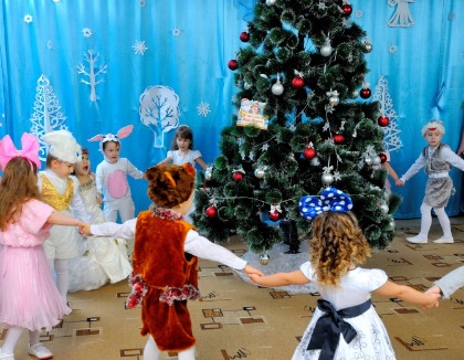 Новогодние развлечения для детей: самые веселые игры и конкурсы, интересные фокусы и опыты