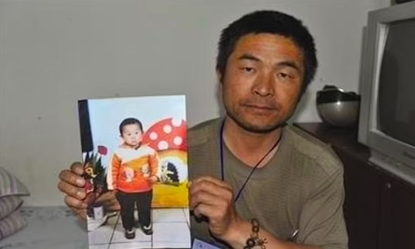 Отец 24 года искал украденного сына в Китае и встретил его. Помогли не скитания, а ДНК-тест