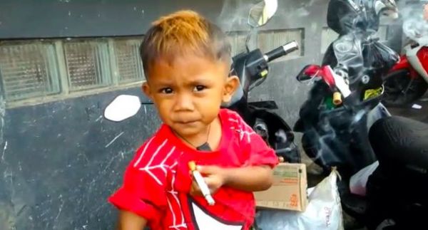 "Чем бы дитя ни тешилось", - говорят родители двухлетнего малыша из Индонезии, который курит по 40 сигарет в день