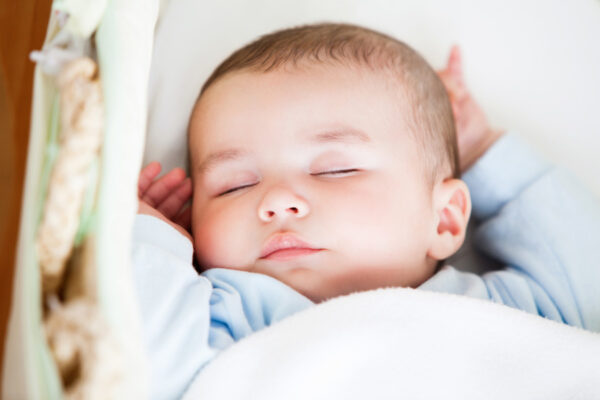 Когда ребенку можно спать на подушке, с какого возраста и чем может грозить отдых без подушки: мнение врачей и доктора Комаровского