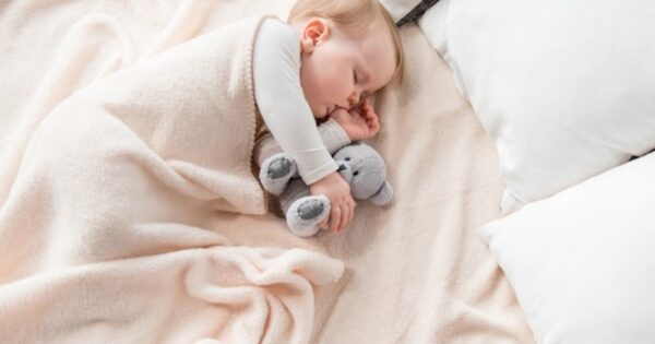 Когда ребенку можно спать на подушке, с какого возраста и чем может грозить отдых без подушки: мнение врачей и доктора Комаровского