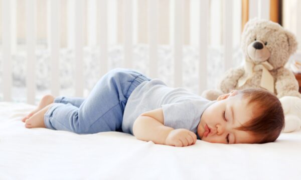 Сколько времени должен проводить ребенок во сне в зависимости от возраста: ВОЗ