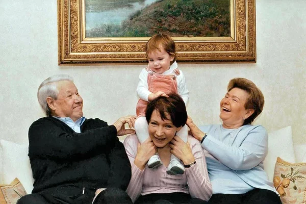 Может позволить себе все: как живет и как выглядит младшая внучка Бориса Ельцина