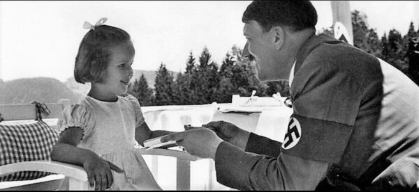 Вскоре узнал, что она - еврейка: что стало с девочкой, с которой дружил и переписывался Гитлер