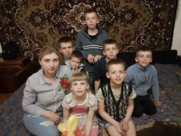 Как живет Кристина Евтушенко, которая в 18 лет усыновила пятерых братьев и сестру