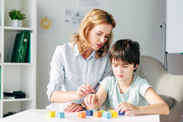 Как выявить аутизм у ребенка: признаки, которые нельзя пропустить родителям