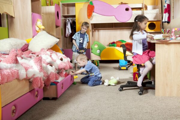 Безопасность в собственном королевстве: как обезопасить детскую комнату - окна, двери, мебель, розетки