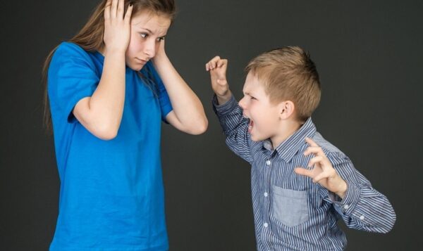 Непослушные и нахальные дети: как родителям правильно реагировать на такое поведение