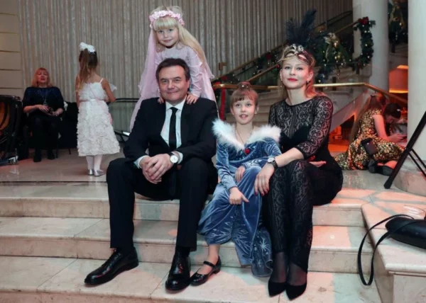 Не скрывают и не стесняются этого: 5 российских звезд, у которых дети от женатых мужчин