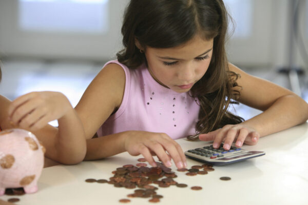 Не нужно лишать карманных денег: как правильно выдавать средства детям