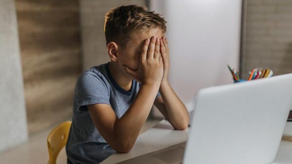 Травля в Интернете и фейковые новости могут сильно навредить ребенку - как обезопасить детей