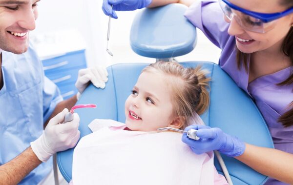 Продукты, разрушающие детскую зубную эмаль, и что нужно употреблять в пищу для красивых и здоровых зубов