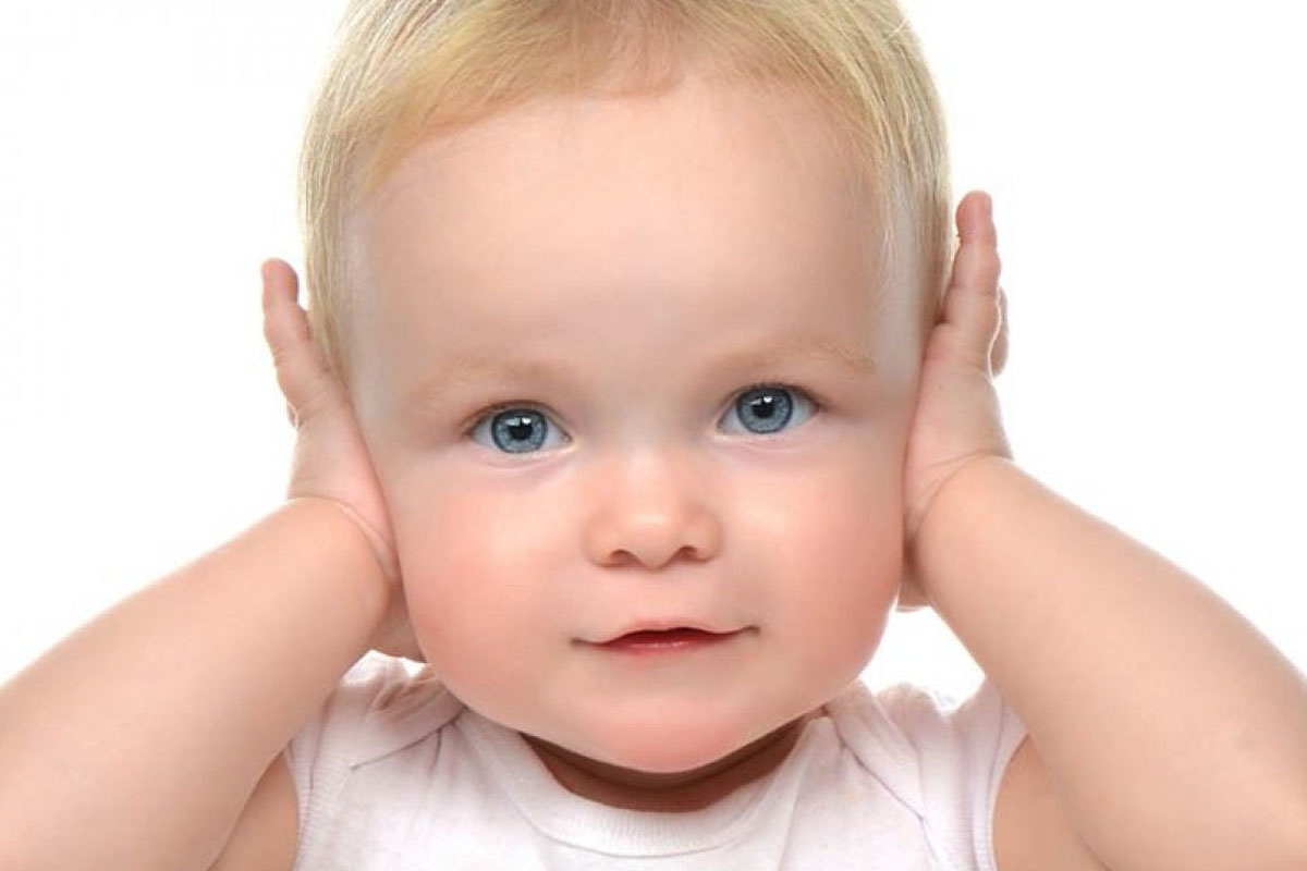 Слышь малыш в меру. Дети с нарушением слуха.. Глухой малыш. Нарушение слуха у новорожденных. Ребенок не слышит.