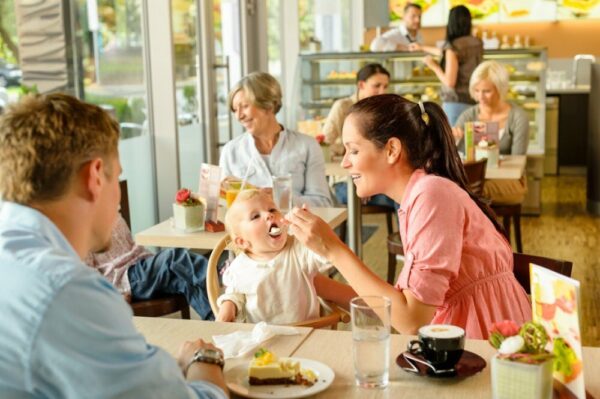 Еда вне дома с детьми: советы для спокойного посещения ресторана