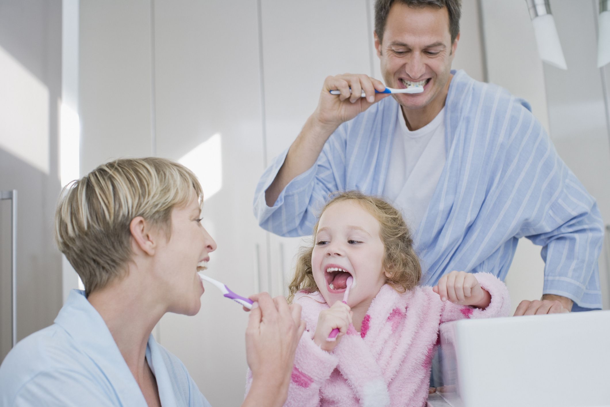 Гастроскопии можно чистить зубы. Чистим зубы!. Семья чистит зубы. Дети чистят зубы с родителями. Чистка зубов для детей.