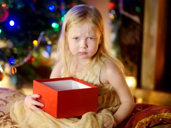 Как избежать истерик и плача детей в новогодние праздники
