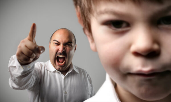 Как ребенку реагировать на агрессивное поведение родителей: можно ли себя защитить и оградить от негатива взрослых
